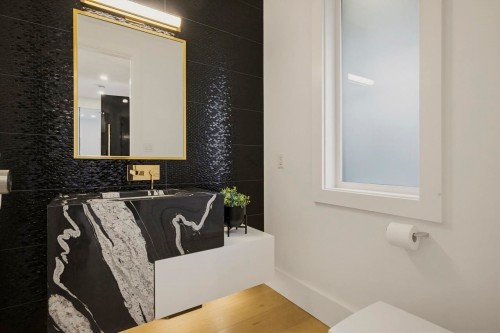 919 4Th Street E, North Vancouver, BC 
