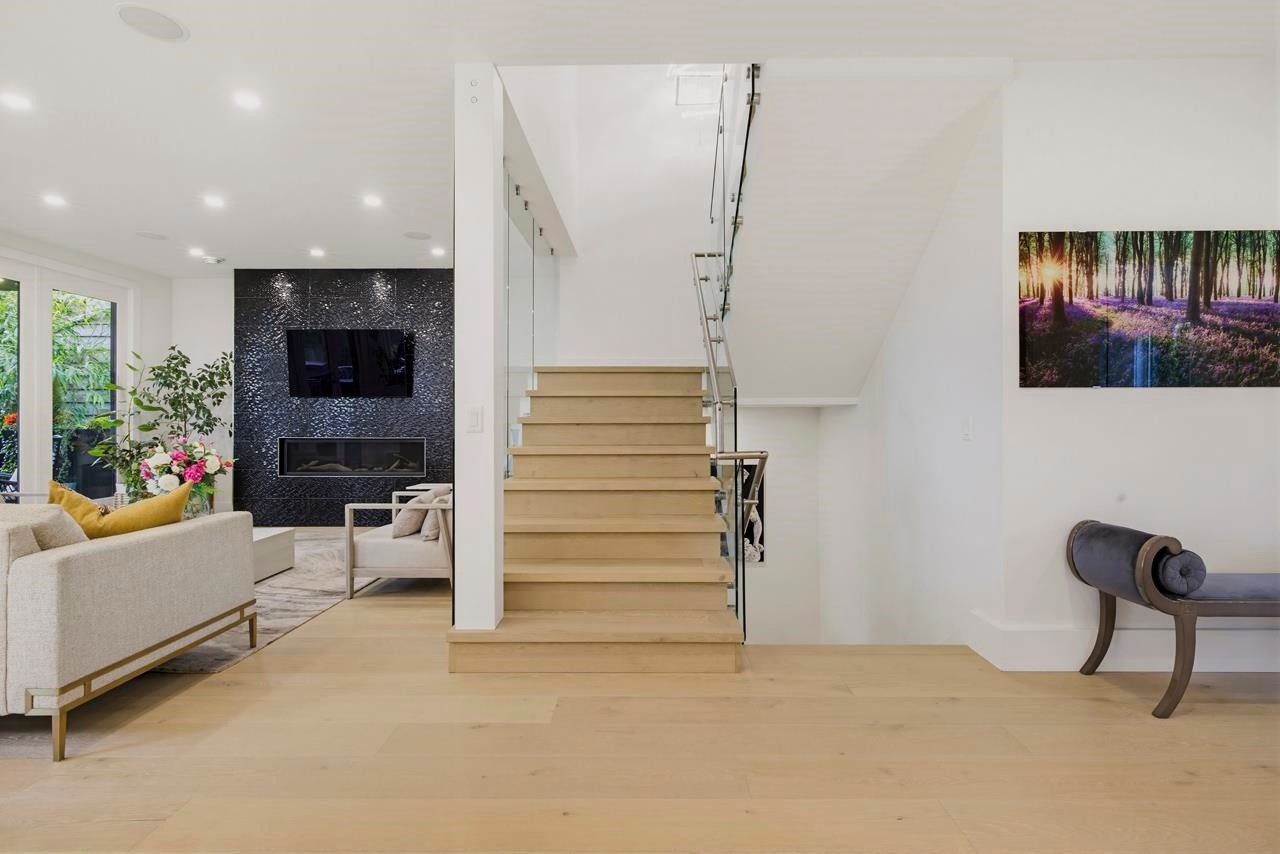 919 4Th Street E, North Vancouver, BC