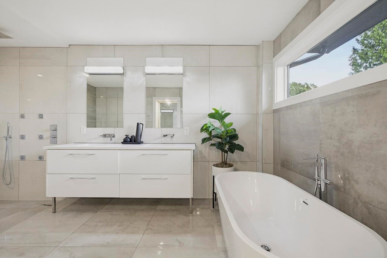 919 4Th Street E, North Vancouver, BC