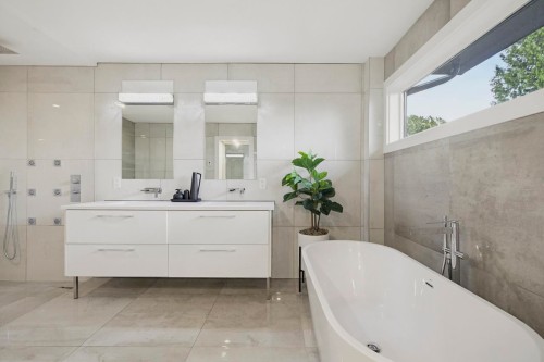 919 4Th Street E, North Vancouver, BC 