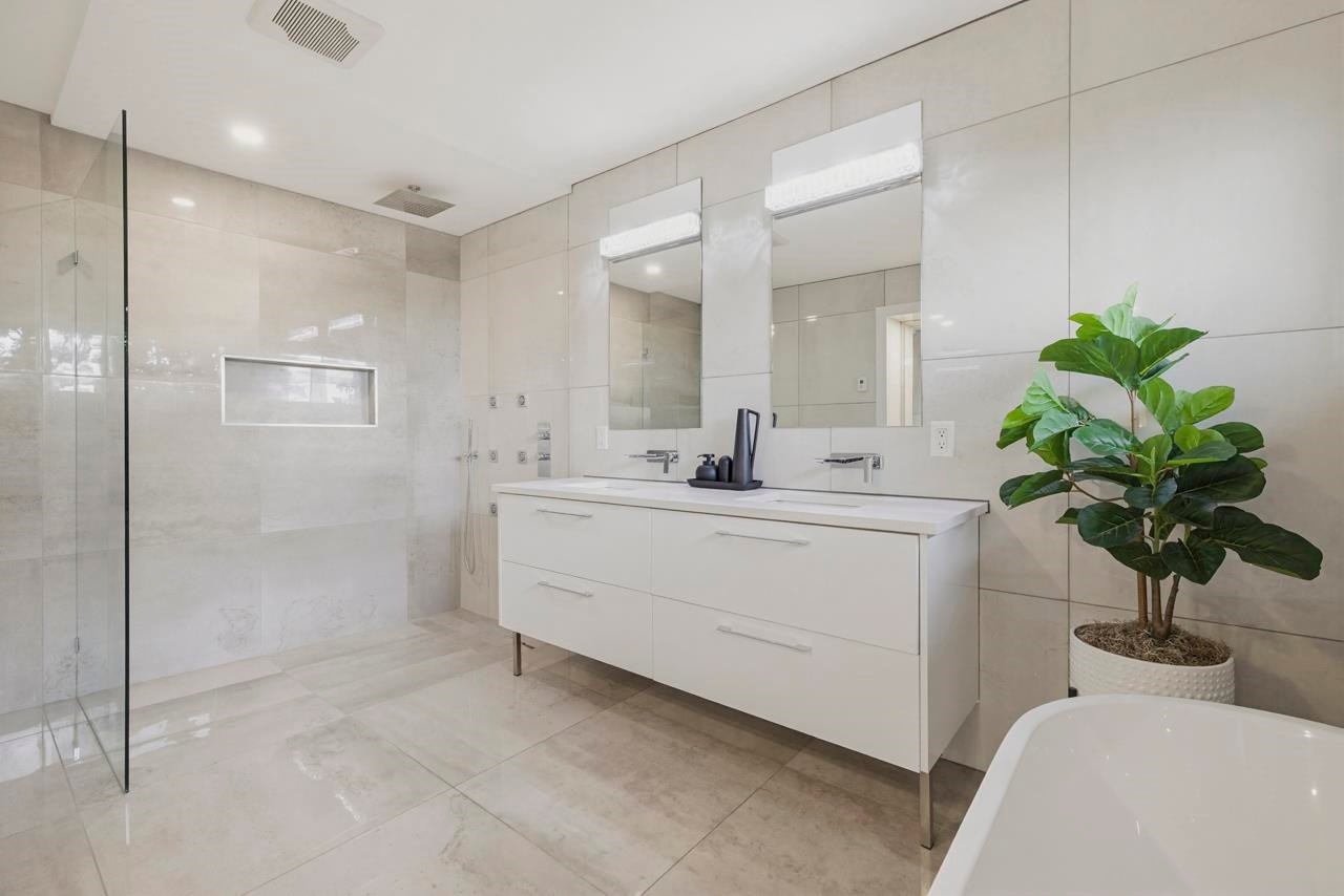 919 4Th Street E, North Vancouver, BC