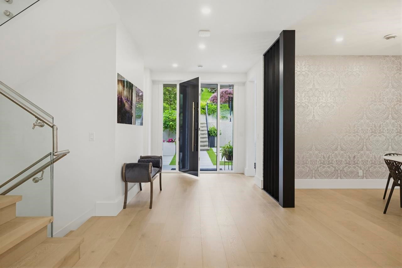 919 4Th Street E, North Vancouver, BC