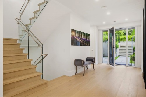 919 4Th Street E, North Vancouver, BC 