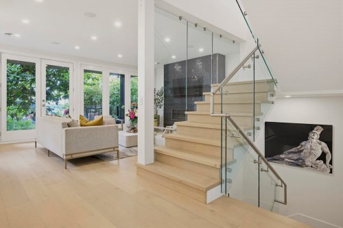 919 4Th Street E, North Vancouver, BC 