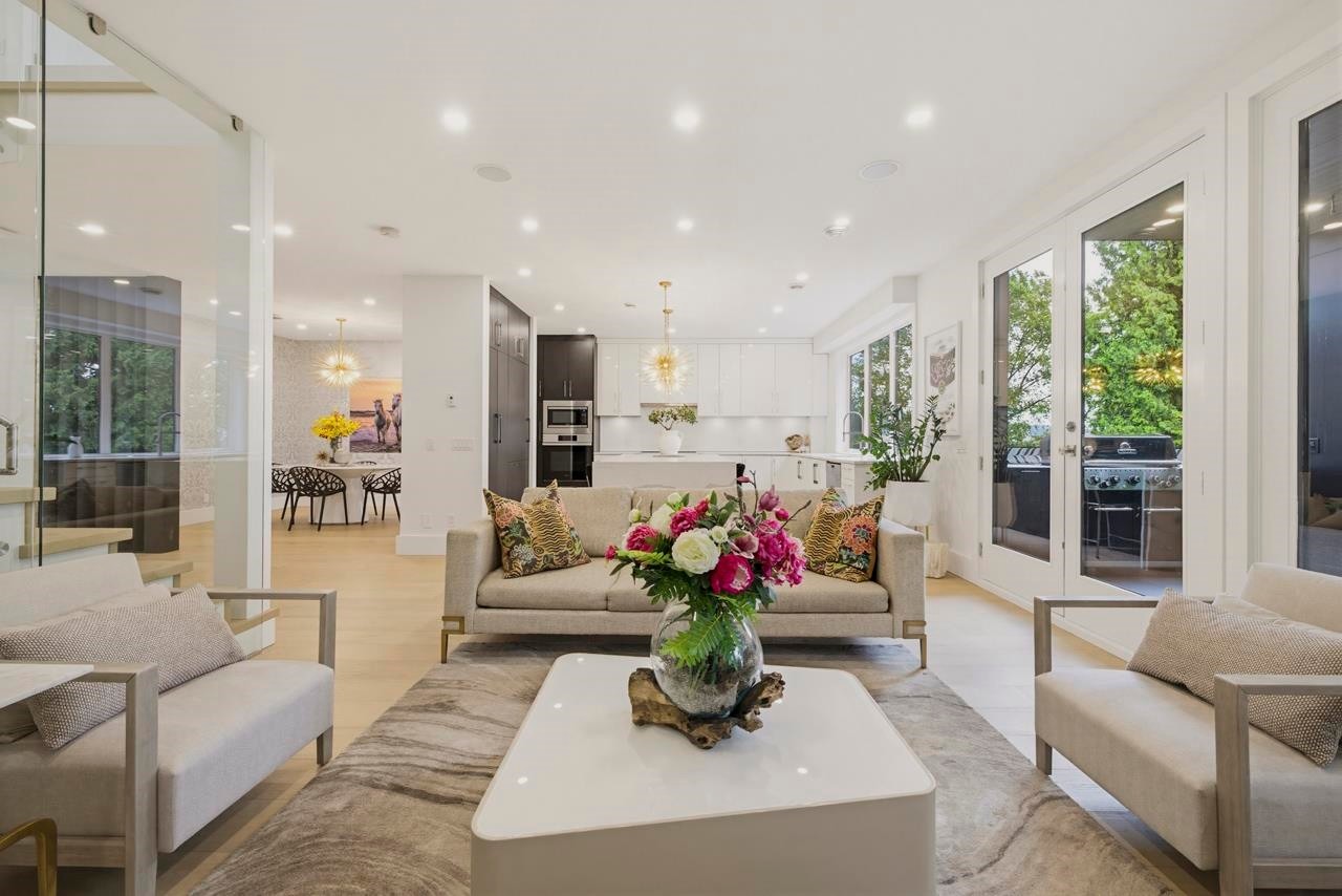 919 4Th Street E, North Vancouver, BC