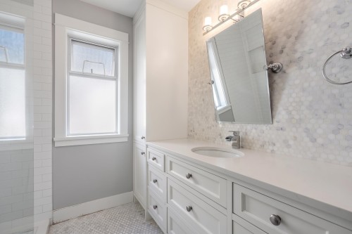 35 15Th Avenue W, Vancouver, BC 