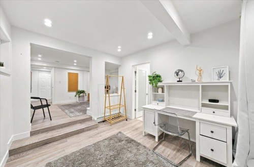 1095 Keith Road W, North Vancouver, BC 