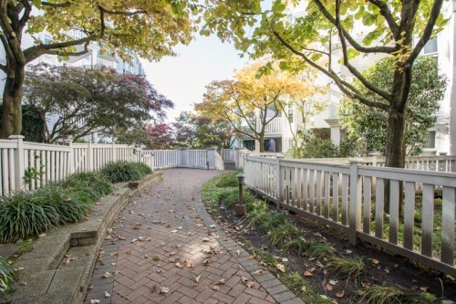 206-137 1st Street E North Vancouver, BC V7L 1B2
