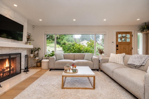 1361 15Th Street E, North Vancouver, BC 