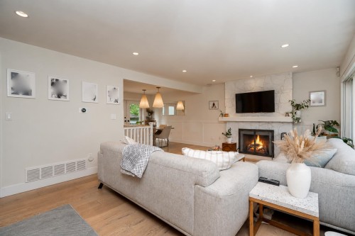 1361 15Th Street E, North Vancouver, BC 