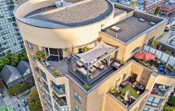 1704-488 Helmcken Street  Vancouver, BC V6B 6E4