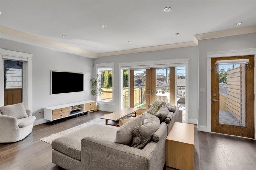 545 4Th Street E, North Vancouver, BC 