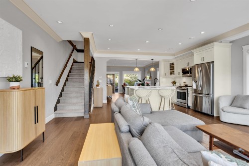 545 4Th Street E, North Vancouver, BC 