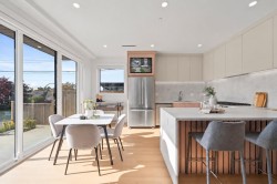 1-3623 Triumph Street  Vancouver, BC V5K 1V4