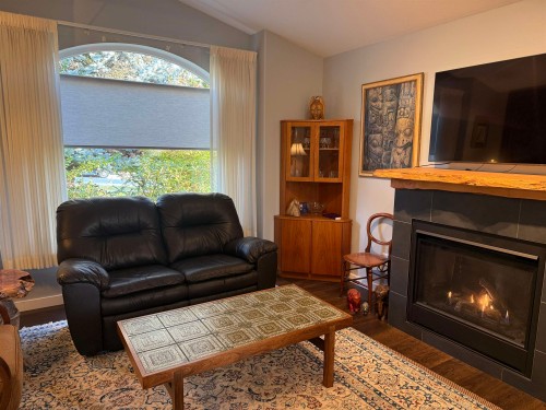 811 Aurora Way  Gibsons, BC V0N 1V9