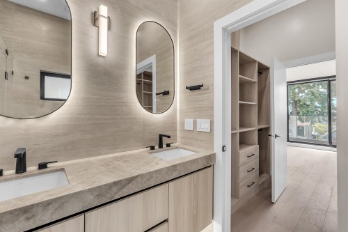504 5Th Street E, North Vancouver, BC 