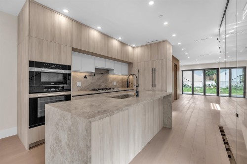 504 5Th Street E, North Vancouver, BC 