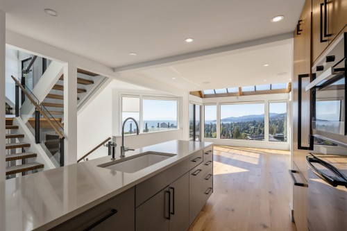 975 Aubeneau Crescent, West Vancouver, BC 