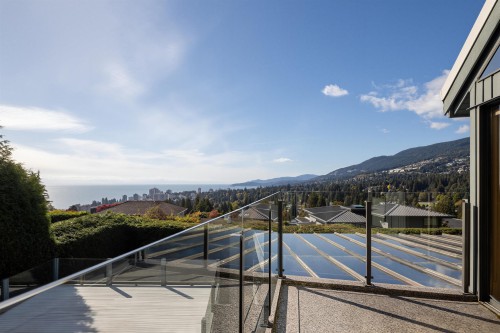 975 Aubeneau Crescent, West Vancouver, BC 