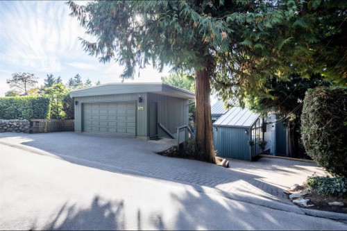 975 Aubeneau Crescent, West Vancouver, BC 