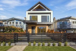 2-841 39th Avenue E Vancouver, BC V5W 1K7