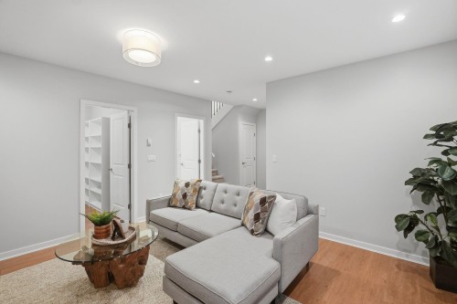 248 6Th Street E, North Vancouver, BC 