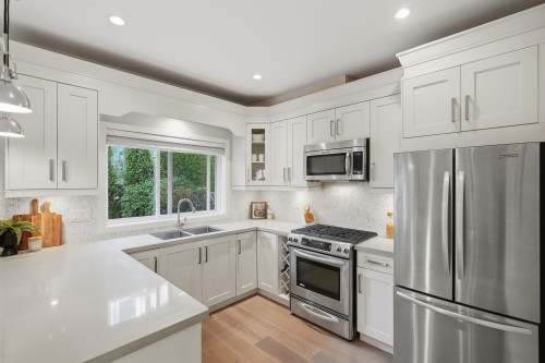248 6Th Street E, North Vancouver, BC 