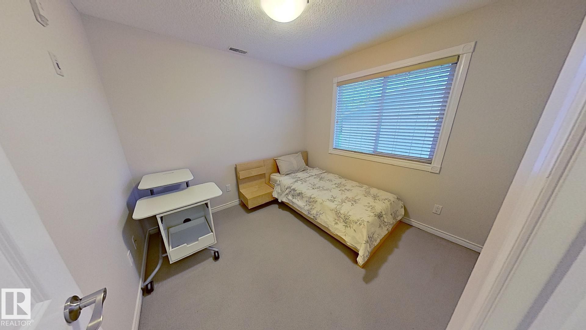 119 12110 106 Avenue Nw, Edmonton, AB - Indoor Photo Showing Bedroom