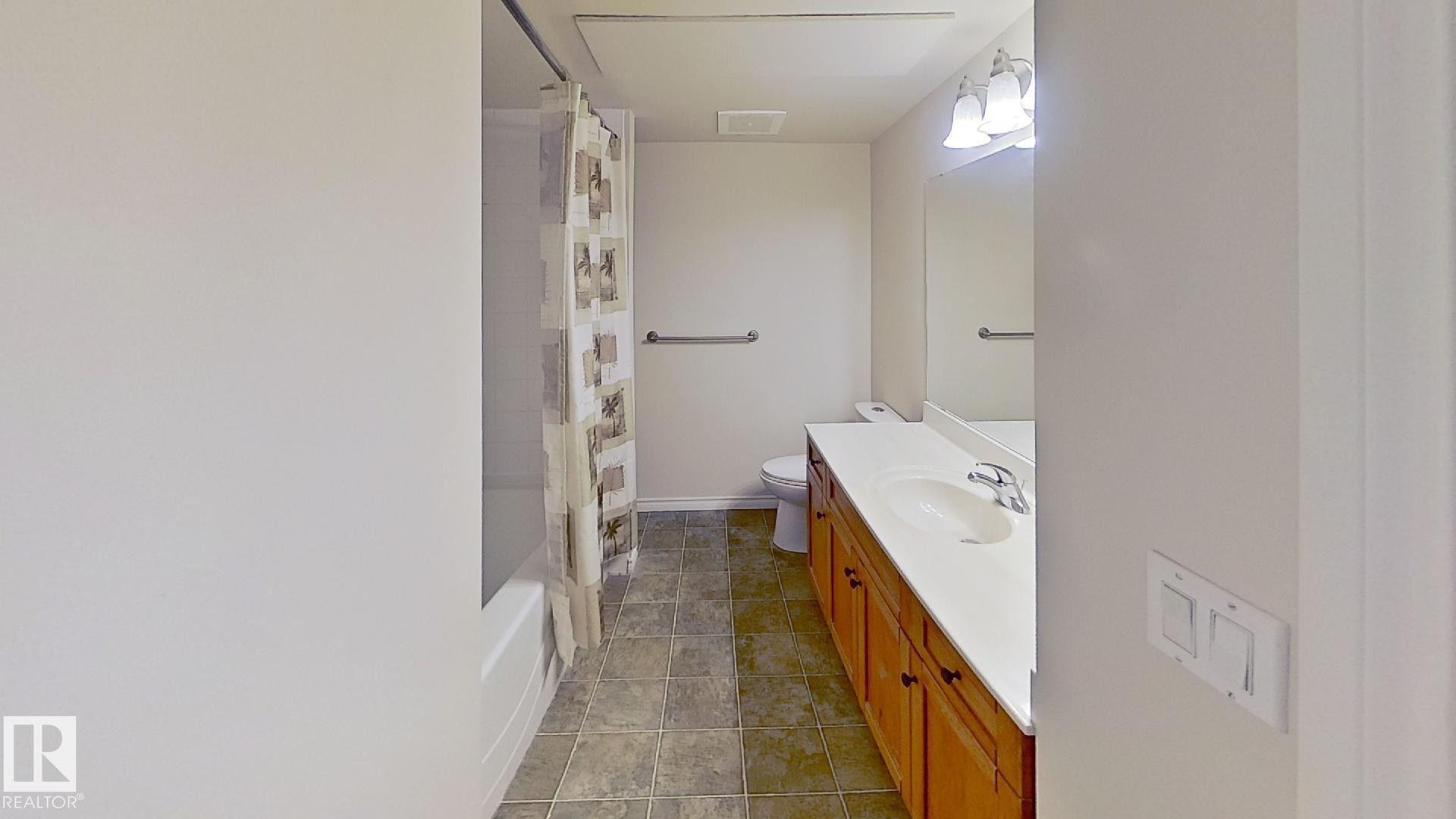 119 12110 106 Avenue Nw, Edmonton, AB - Indoor Photo Showing Bathroom