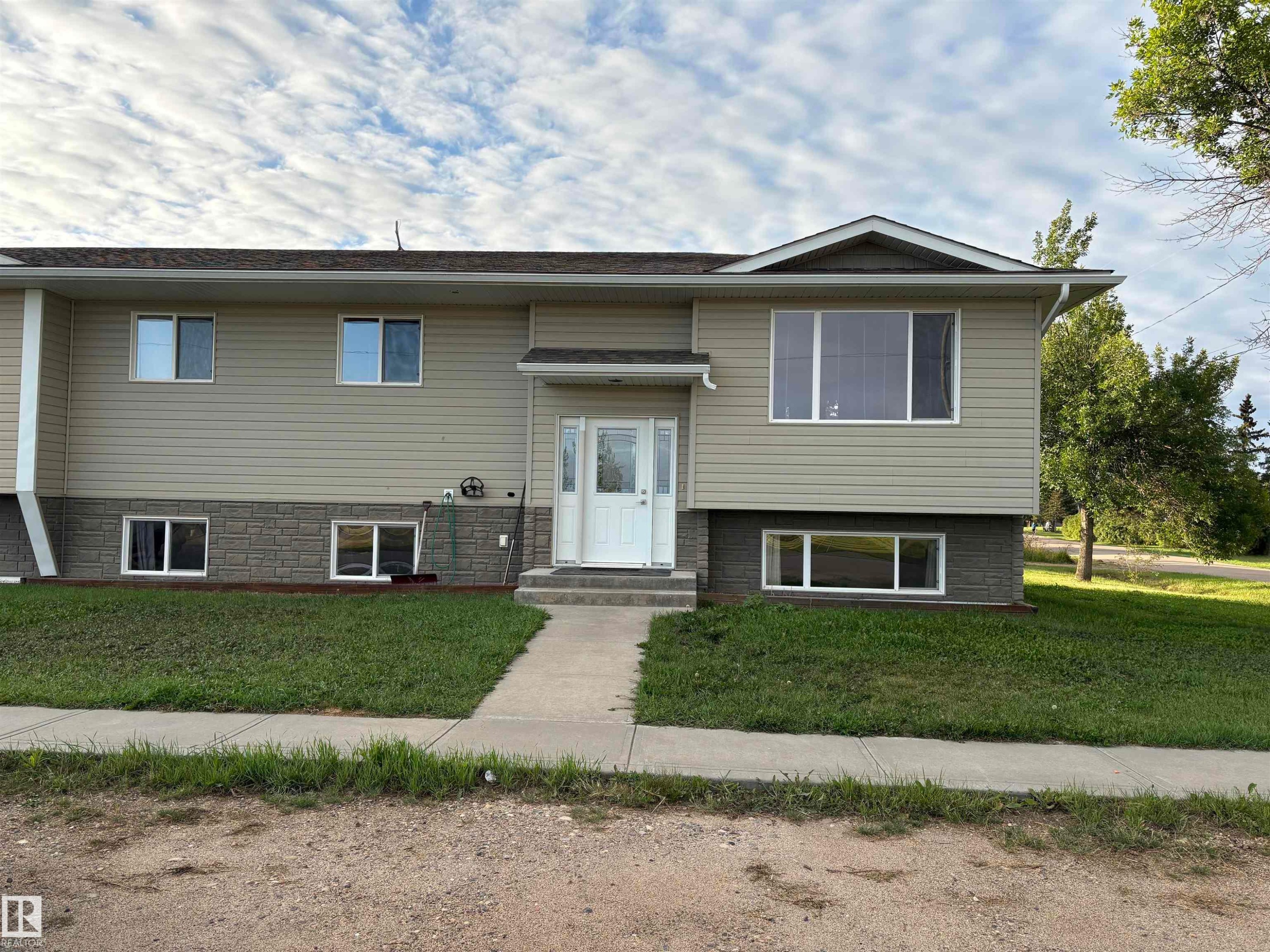 Bi level - 5302 Railway Avenue, Elk Point, AB - Outdoor With Facade