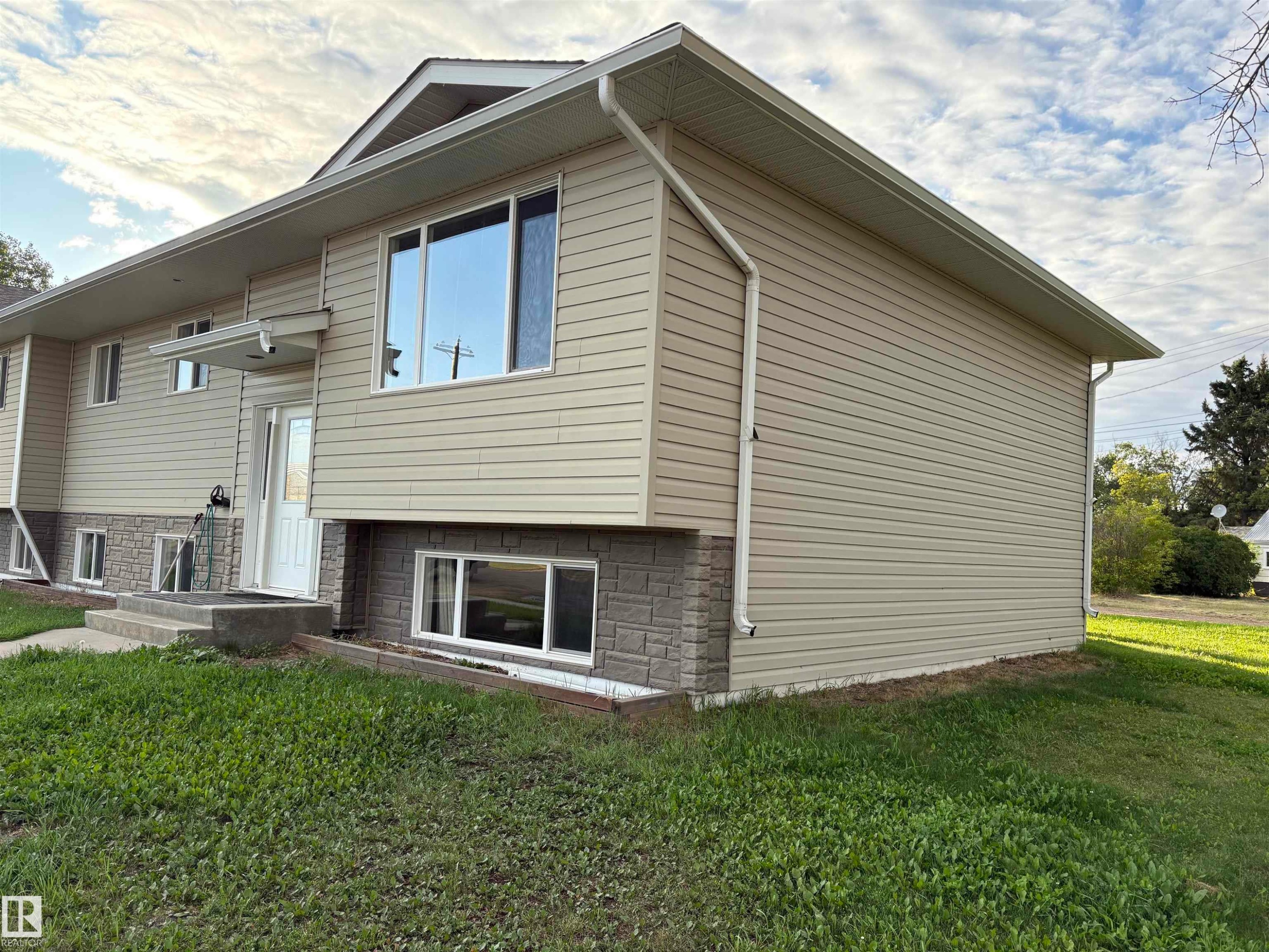 Side view - 5302 Railway Avenue, Elk Point, AB - Outdoor