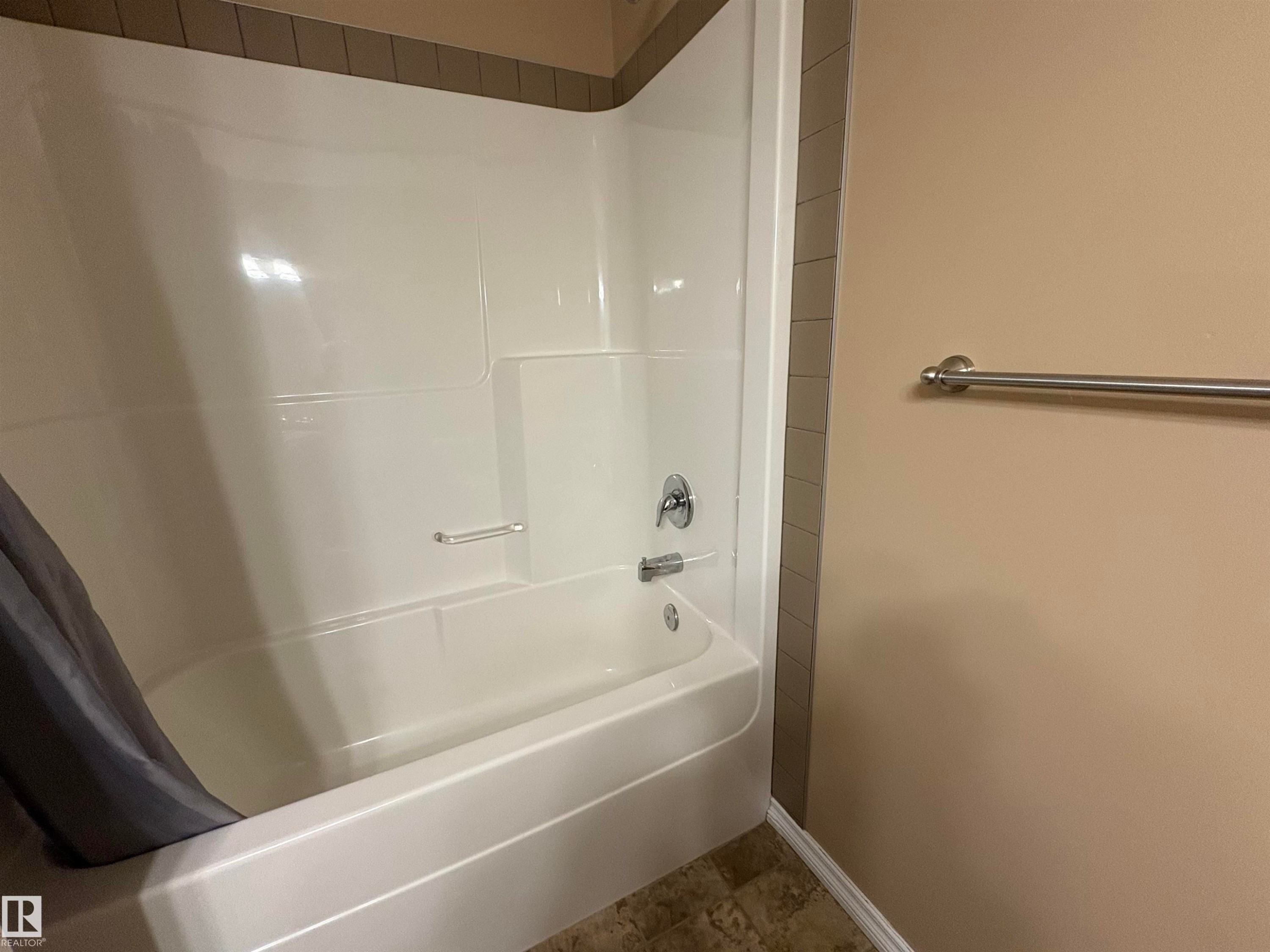 Full bath featuring shower / bath combo - 5302 Railway Avenue, Elk Point, AB - Indoor Photo Showing Bathroom
