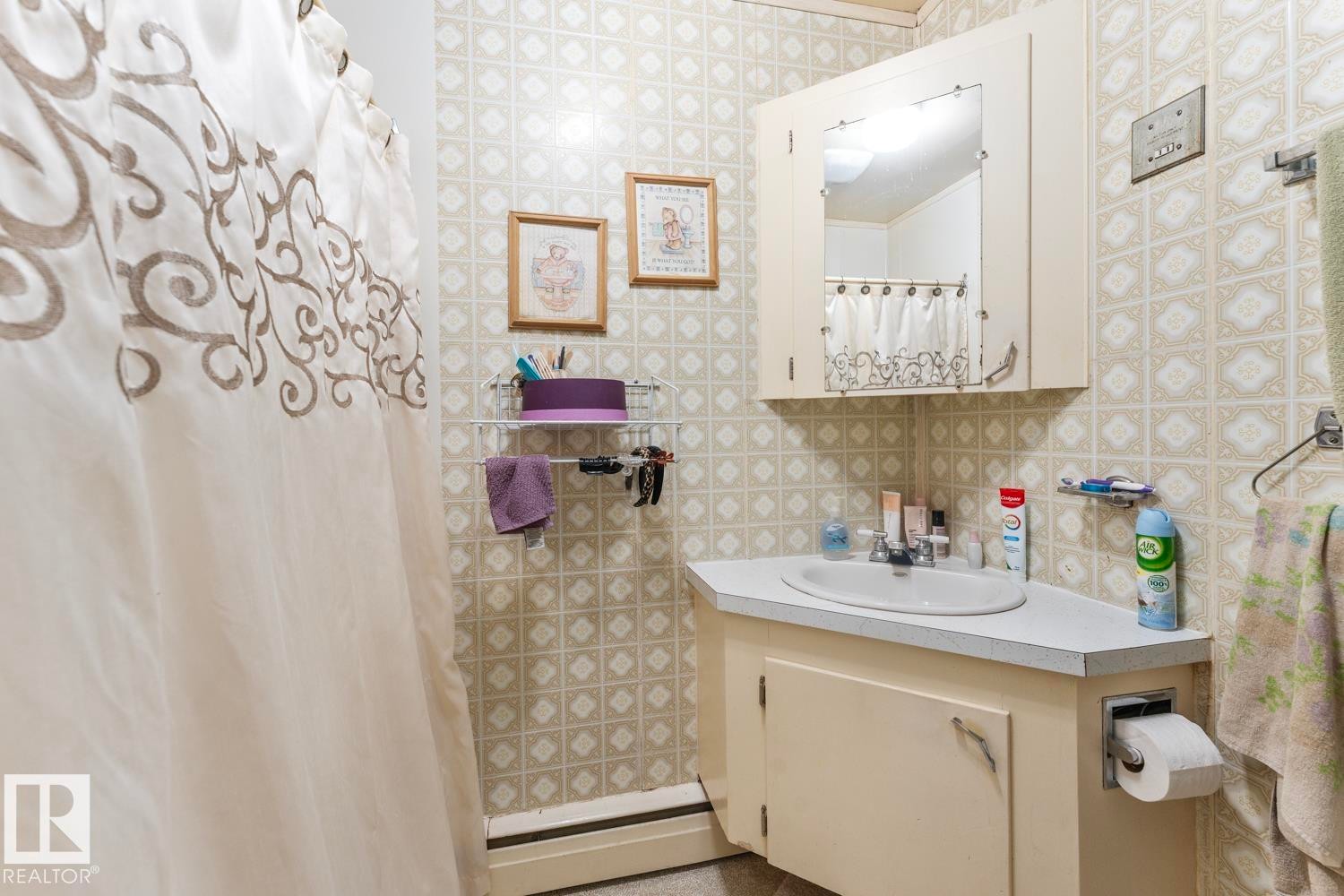 4715 47 Avenue, Cold Lake, AB - Indoor Photo Showing Bathroom