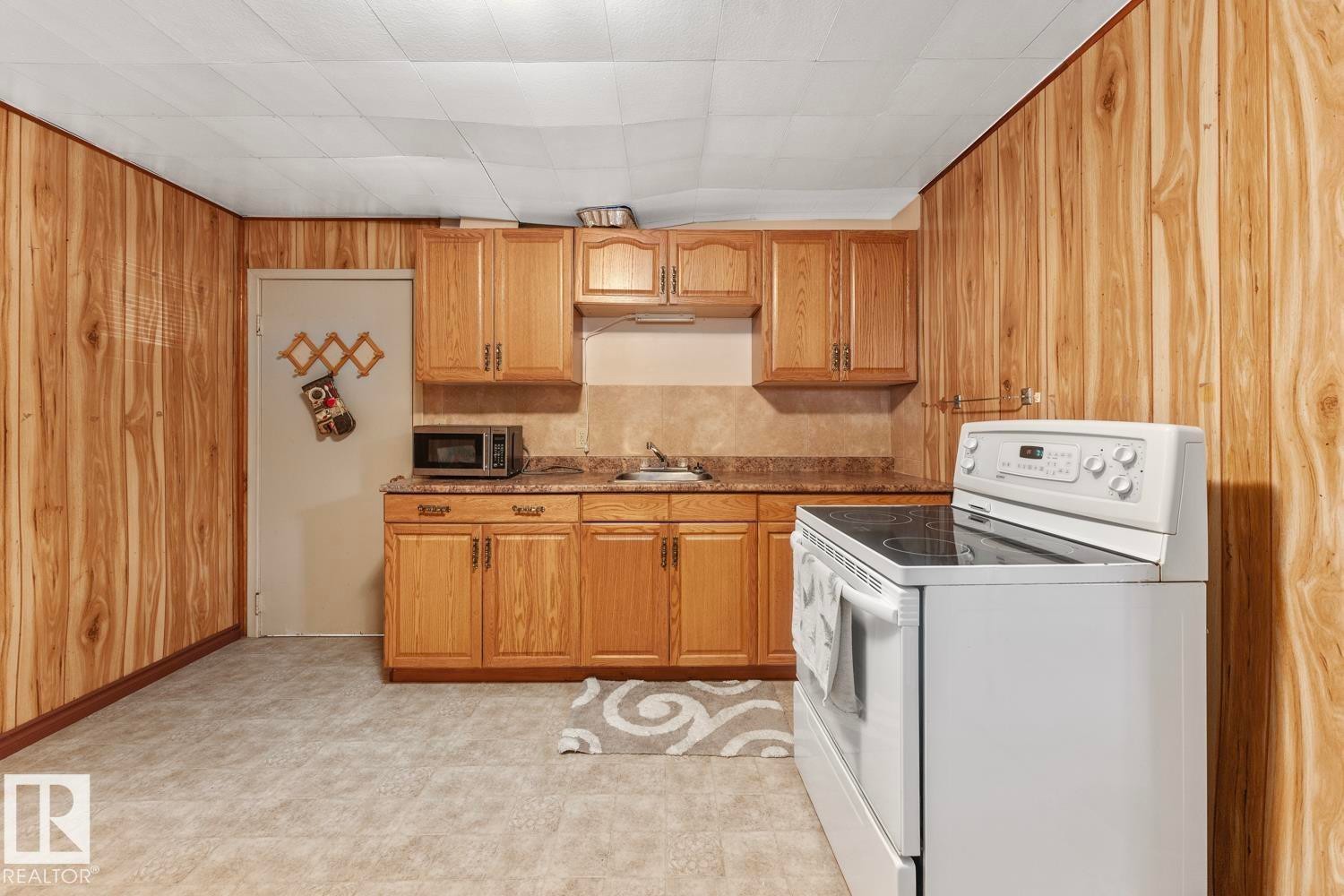4715 47 Avenue, Cold Lake, AB - Indoor Photo Showing Kitchen