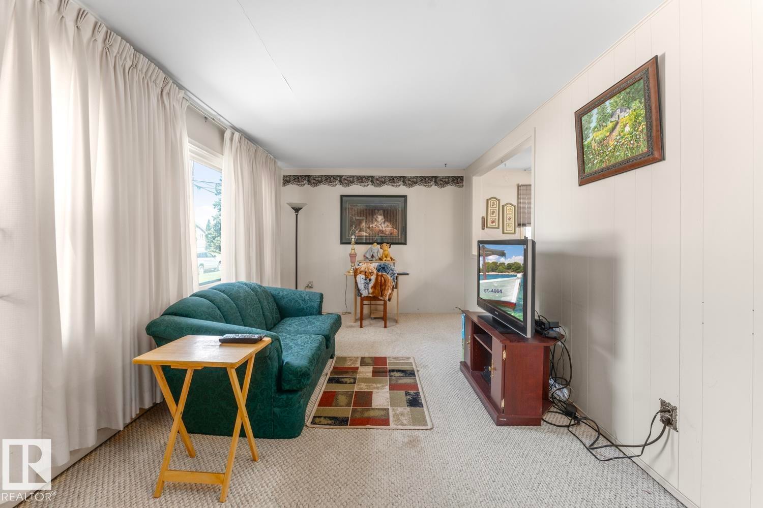 4715 47 Avenue, Cold Lake, AB - Indoor Photo Showing Other Room