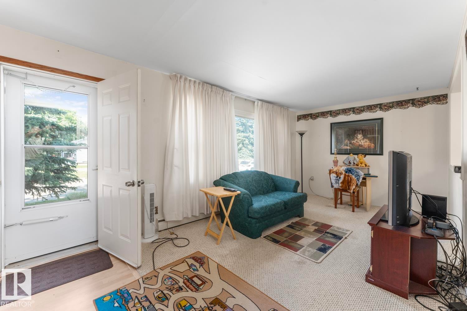 4715 47 Avenue, Cold Lake, AB - Indoor Photo Showing Living Room