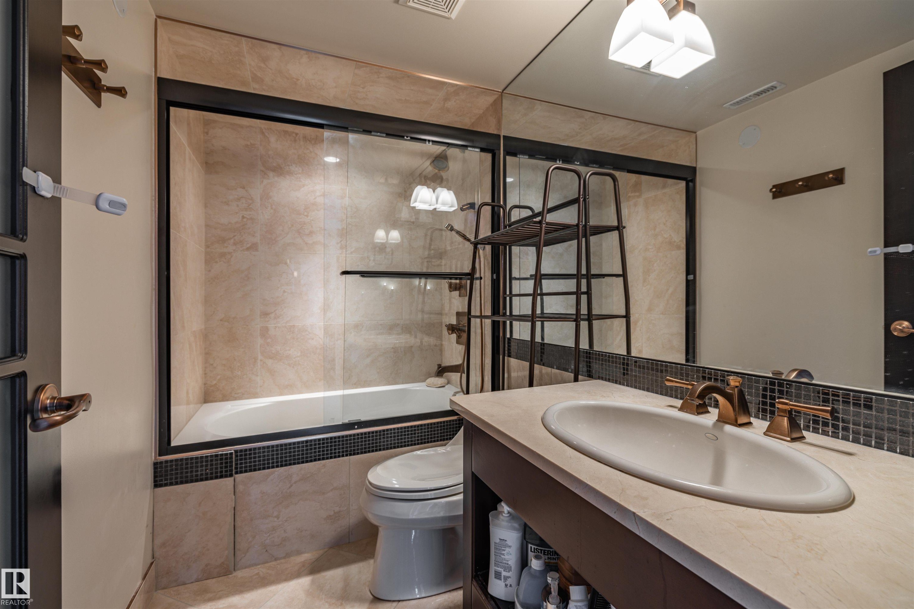 1801 9939 109 Street, Edmonton, AB - Indoor Photo Showing Bathroom