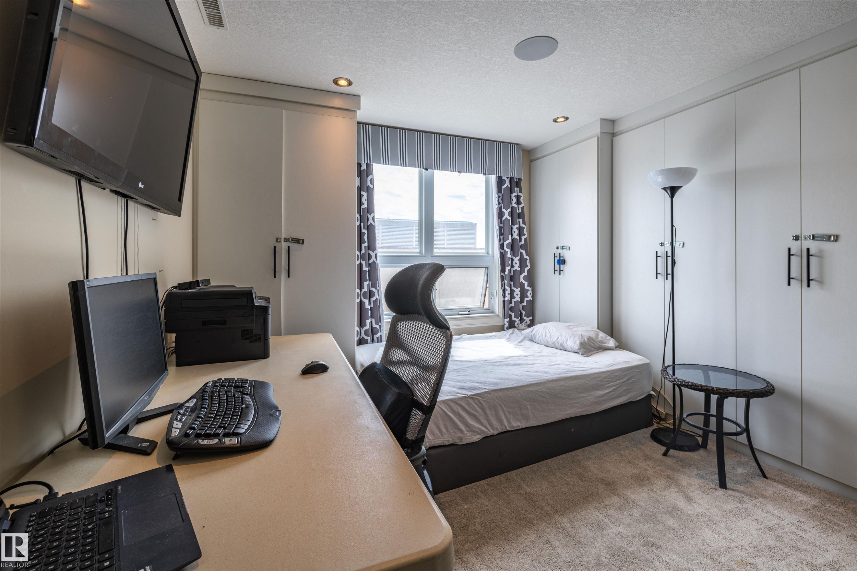 1801 9939 109 Street, Edmonton, AB - Indoor Photo Showing Bedroom