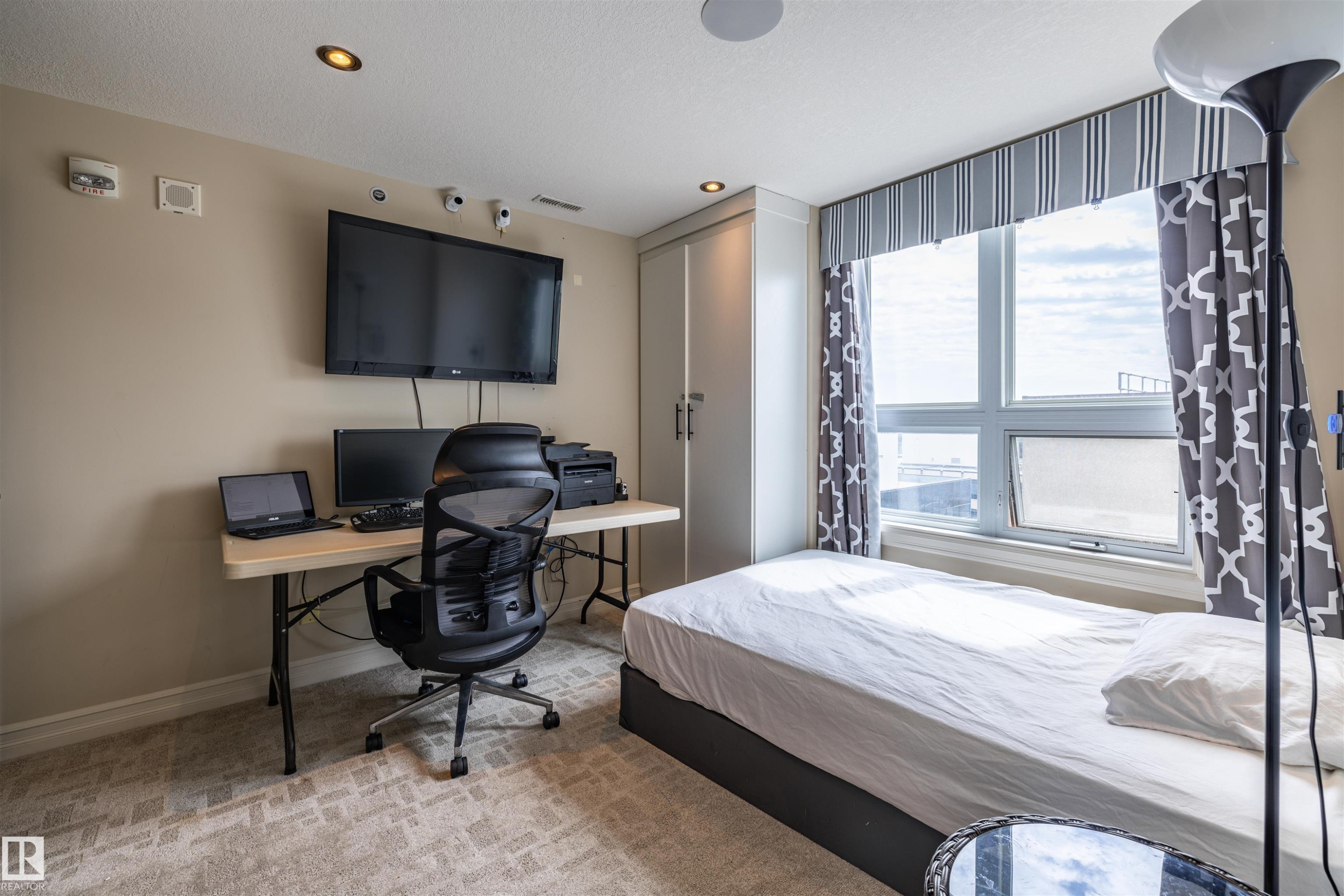 1801 9939 109 Street, Edmonton, AB - Indoor Photo Showing Bedroom