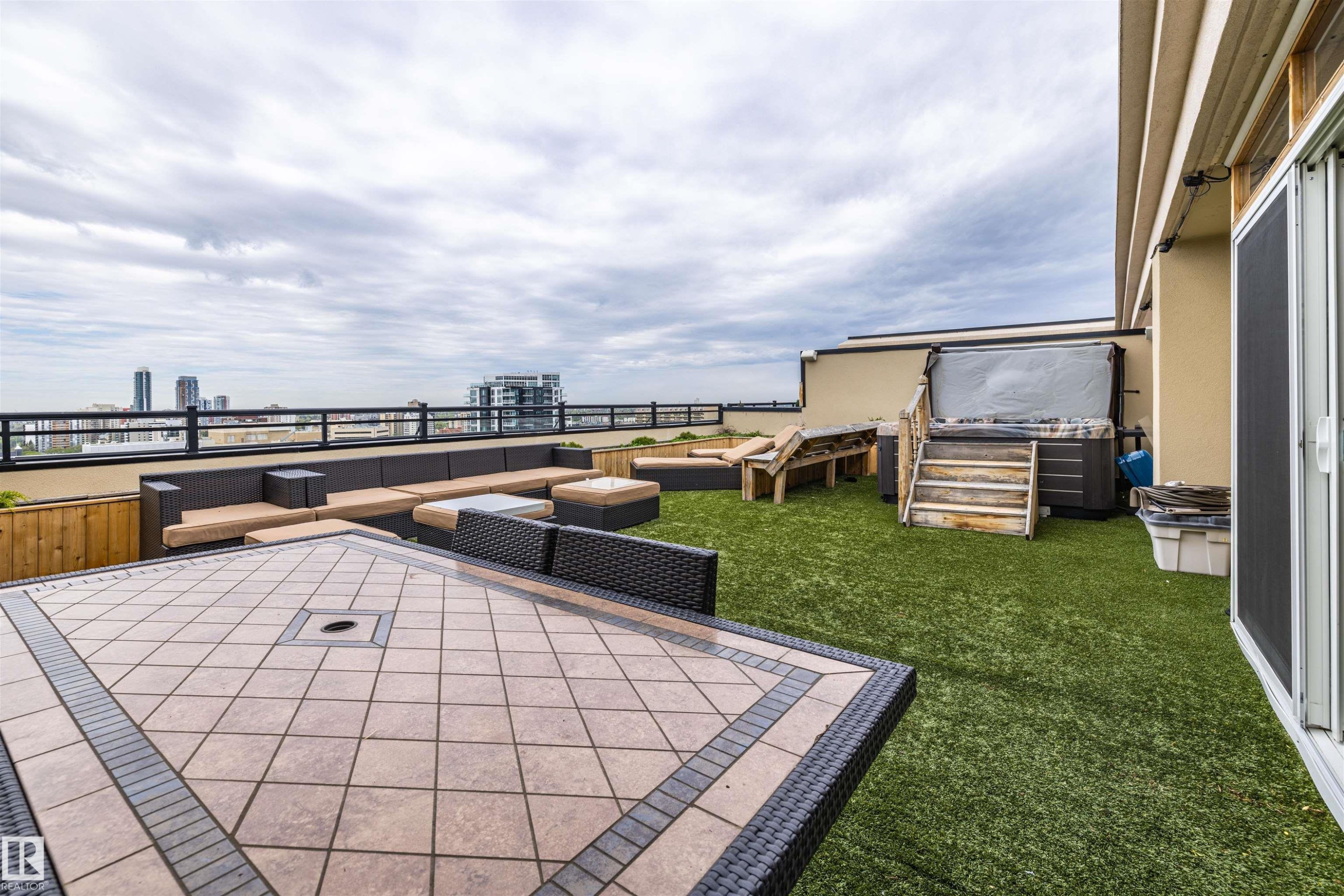 1801 9939 109 Street, Edmonton, AB - Outdoor