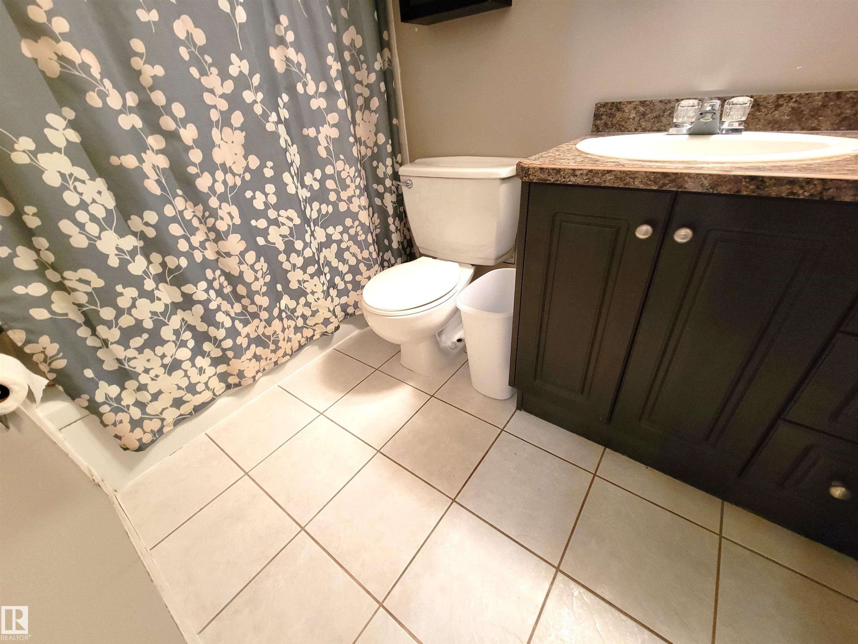 101 911 10 Street, Cold Lake, AB - Indoor Photo Showing Bathroom
