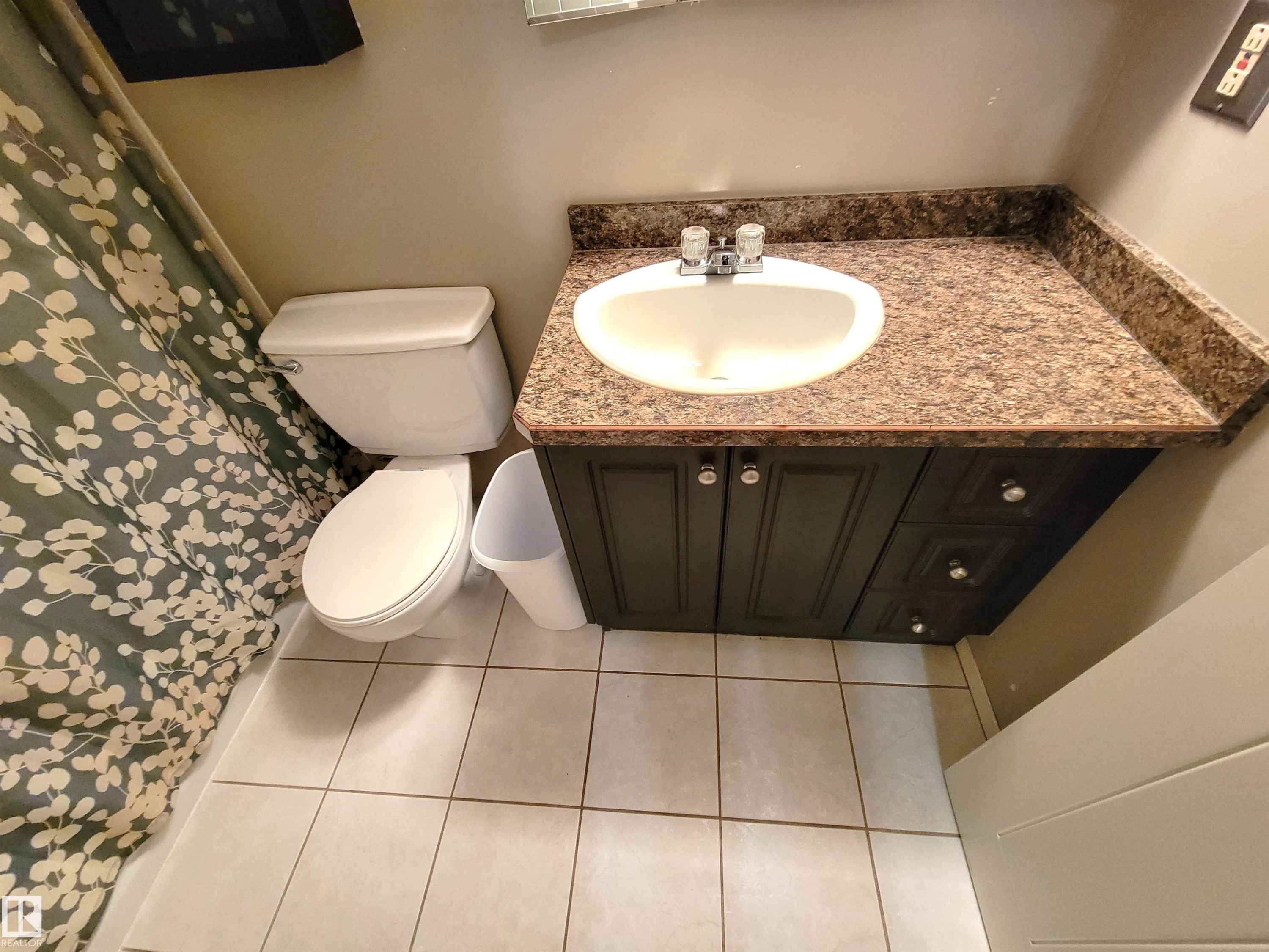 101 911 10 Street, Cold Lake, AB - Indoor Photo Showing Bathroom