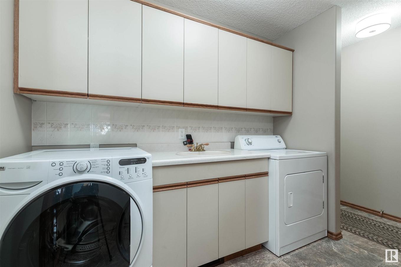 4126 46 Street, Vegreville, AB - Indoor Photo Showing Laundry Room