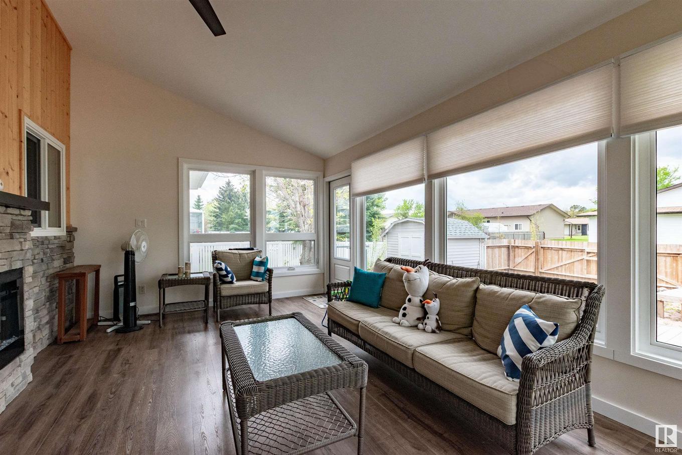 4126 46 Street, Vegreville, AB - Indoor Photo Showing Living Room