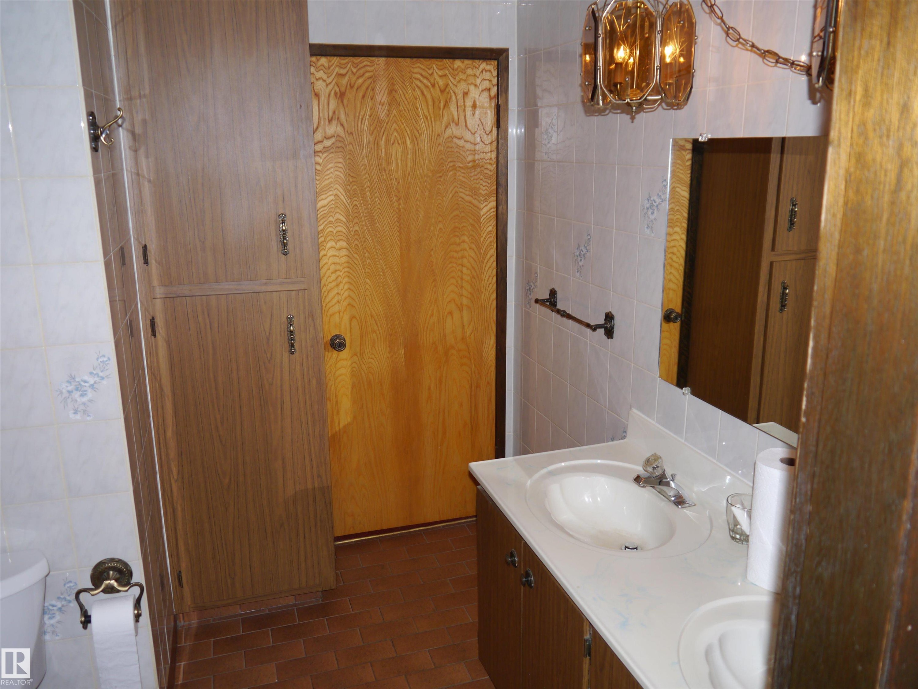 4907 & 4911 47 Avenue, Stony Plain, AB - Indoor Photo Showing Bathroom