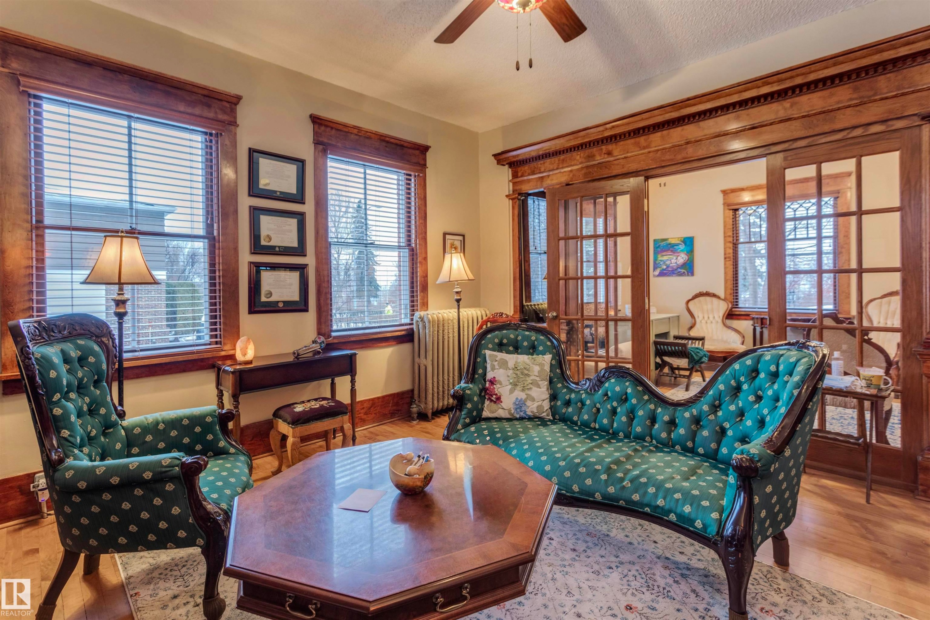 10417 Saskatchewan Drive, Edmonton, AB - Indoor Photo Showing Living Room