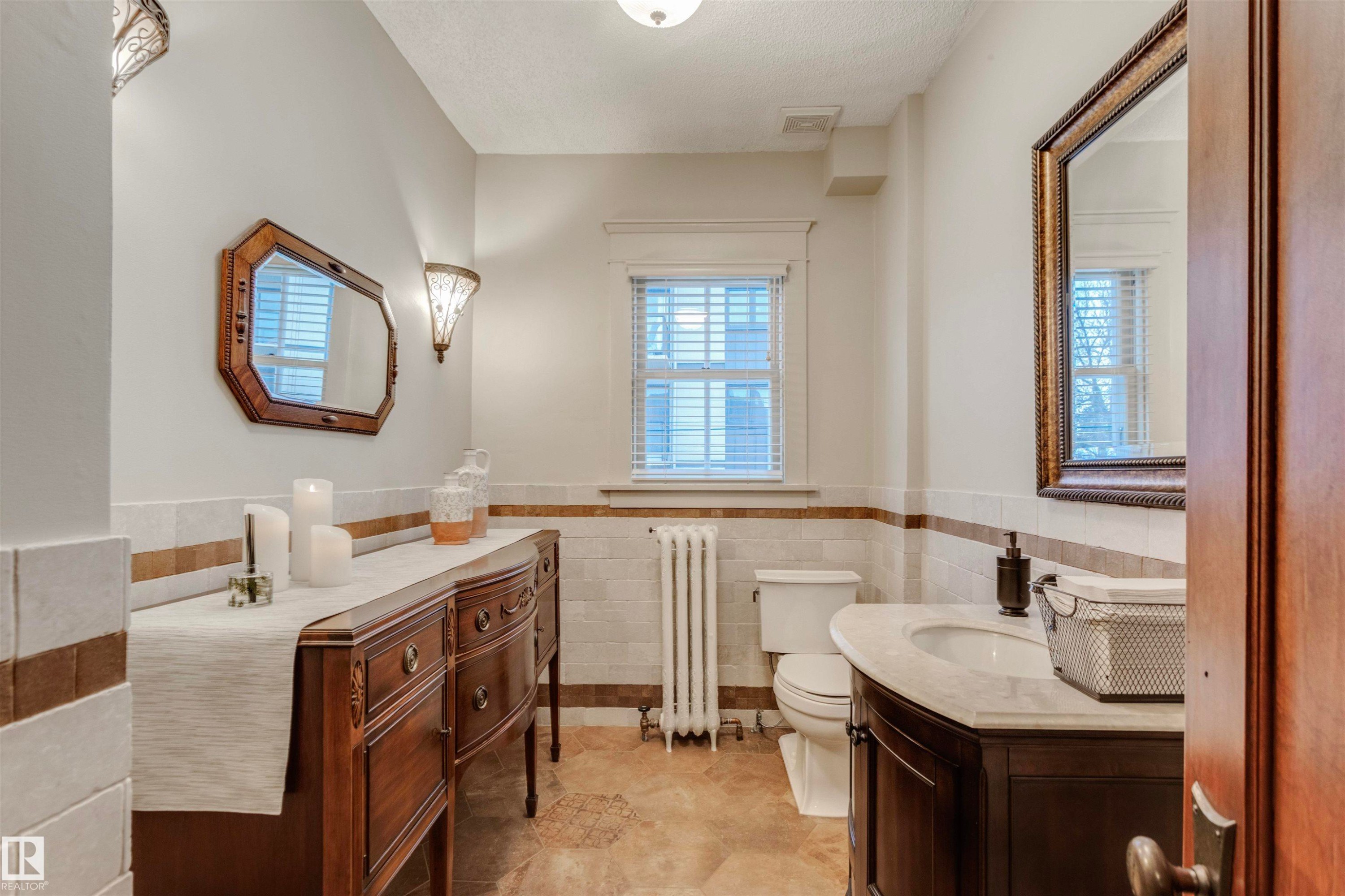 10417 Saskatchewan Drive, Edmonton, AB - Indoor Photo Showing Bathroom