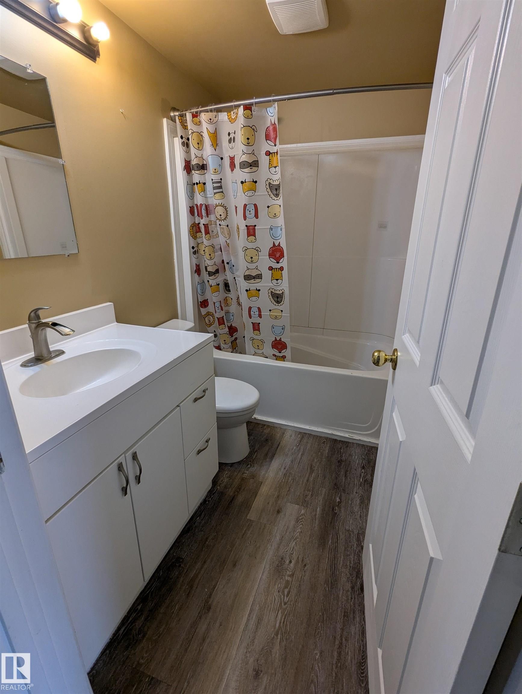 5014 52 Avenue, Glendon, AB - Indoor Photo Showing Bathroom