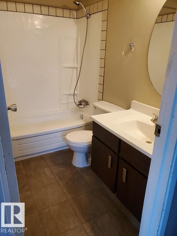 5014 52 Avenue, Glendon, AB - Indoor Photo Showing Bathroom