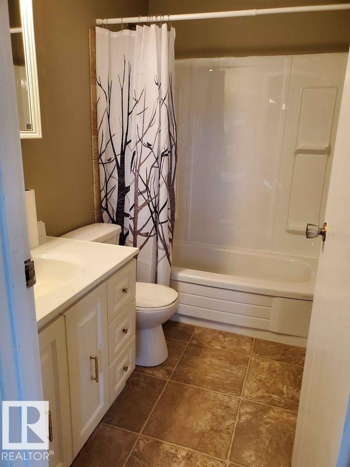 5014 52 Avenue, Glendon, AB - Indoor Photo Showing Bathroom